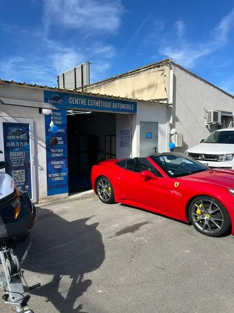 Ferrari California dans le centre de detailing automobile WashNGo13 à Saint-Mitre les Remparts